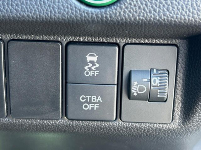 【シティブレーキアクティブシステム】低速走行中に前方の車両等を認識し、衝突しそうな時は警報とブレーキで衝突回避と被害軽減をアシスト。より安全にドライブをお楽しみいただけます。