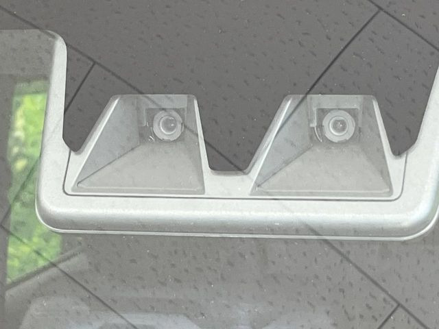 【スマートアシスト】走行中に前方の車両等を認識し、衝突しそうな時は警報とブレーキで衝突回避と被害軽減をアシスト。より安全にドライブをお楽しみいただけます。