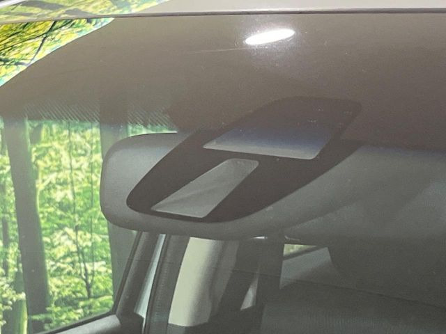 【シティブレーキアクティブシステム】低速走行中に前方の車両等を認識し、衝突しそうな時は警報とブレーキで衝突回避と被害軽減をアシスト。より安全にドライブをお楽しみいただけます。