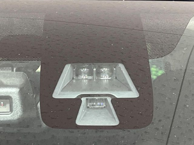 【エマージェンシーブレーキ】走行中に前方の車両等を認識し、衝突しそうな時は警報とブレーキで衝突回避と被害軽減をアシスト。より安全にドライブをお楽しみいただけます。