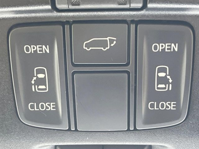 【両側パワースライドドア】スマートキーや運転席のスイッチで後席両側スライドドアの開閉が可能♪電動だから力を入れてドアを開ける必要が無く、小さなお子様でも簡単に開け閉めでき快適です♪