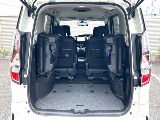普段のお買い物や通勤、送迎等に十分な荷室スペースを確保しております。セカンドシートを倒すと、大きな荷物の積載も可能です♪