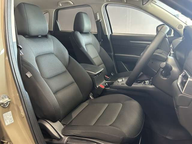 運転席も広々としており運転しやすい環境を実現しています☆室内クリーニングも実施済みです。