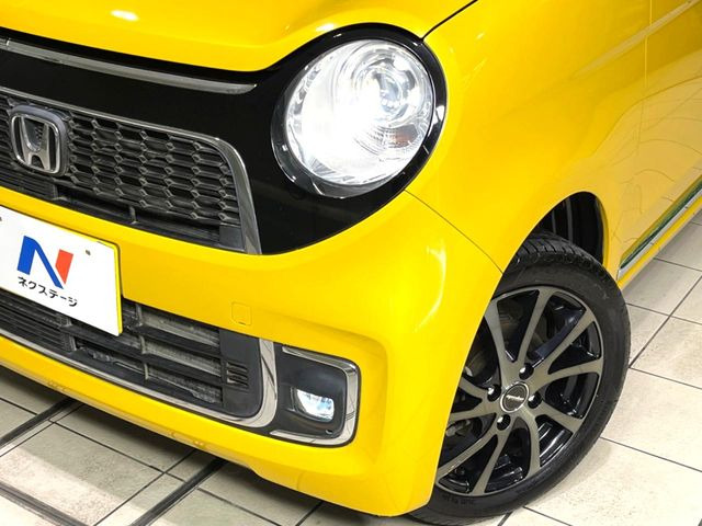 �C���e���A�ɍ��킹���f�U�C���̃X�e�A�����O�́A�^�]�������̂��Ƃ��l���A�^�]���₷���`��A�傫���ł��B�����x�A���ۂɐG���Ă��m���߂��������B