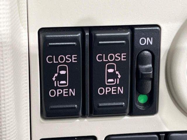 【両側パワースライドドア】スマートキーや運転席のスイッチで後席両側スライドドアの開閉が可能♪電動だから力を入れてドアを開ける必要が無く、小さなお子様でも簡単に開け閉めでき快適です♪