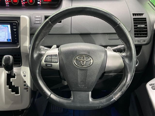 �C���e���A�ɍ��킹���f�U�C���̃X�e�A�����O�́A�^�]�������̂��Ƃ��l���A�^�]���₷���`��A�傫���ł��B�����x�A���ۂɐG���Ă��m���߂��������B