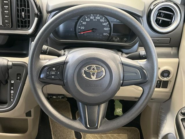 �C���e���A�ɍ��킹���f�U�C���̃X�e�A�����O�́A�^�]�������̂��Ƃ��l���A�^�]���₷���`��A�傫���ł��B�����x�A���ۂɐG���Ă��m���߂��������B