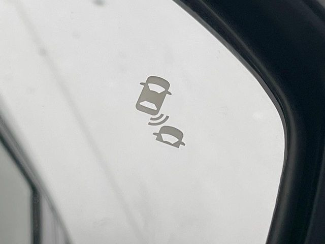 【ブラインドスポットインフォメーション】走行中、ドアミラーの死角になりやすい箇所に後続車が接近するとサイドミラー付近に警告を表示、ドライバーに注意喚起をしてくれます。