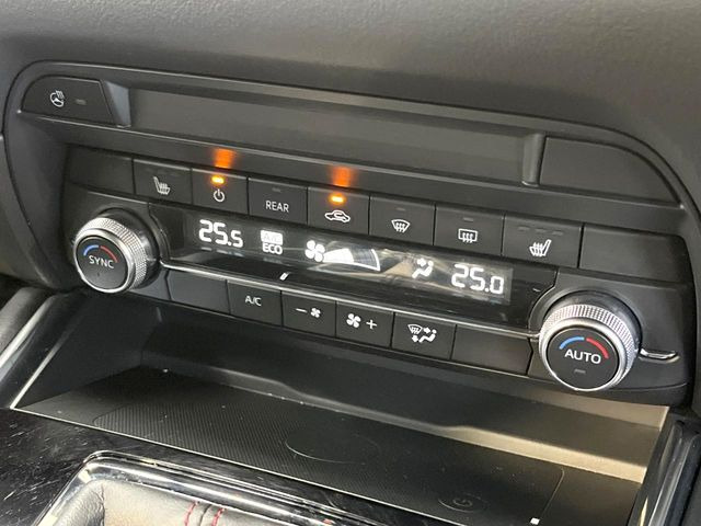 【オートエアコン】一度お好みの温度に設定すれば、車内の温度を検知し風量や温度を自動で調整。暑い&hellip;寒い&hellip;と何度もスイッチ操作をする必要はありません。快適な車内空間には必須の機能ですね♪