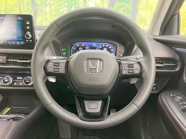 �C���e���A�ɍ��킹���f�U�C���̃X�e�A�����O�́A�^�]�������̂��Ƃ��l���A�^�]���₷���`��A�傫���ł��B�����x�A���ۂɐG���Ă��m���߂��������B
