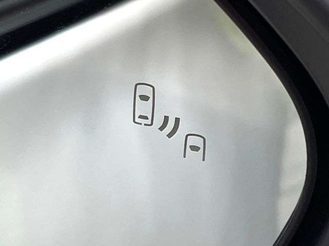 【ブラインドスポットモニター】走行中、ドアミラーの死角になりやすい箇所に後続車が接近するとサイドミラーのレンズに警告を表示!ドライバーに注意喚起をしてくれます。