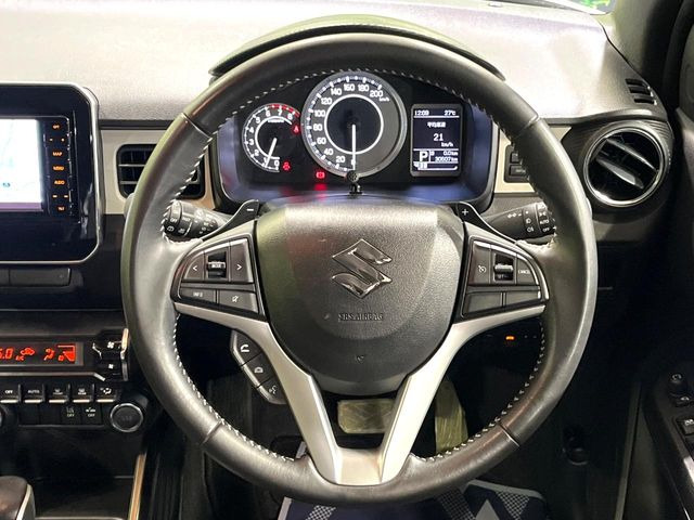 �C���e���A�ɍ��킹���f�U�C���̃X�e�A�����O�́A�^�]�������̂��Ƃ��l���A�^�]���₷���`��A�傫���ł��B�����x�A���ۂɐG���Ă��m���߂��������B