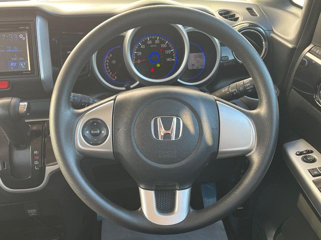 �C���e���A�ɍ��킹���f�U�C���̃X�e�A�����O�́A�^�]�������̂��Ƃ��l���A�^�]���₷���`��A�傫���ł��B�����x�A���ۂɐG���Ă��m���߂��������B