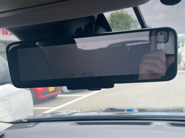 【インテリジェントルームミラー】後席の大きな荷物や同乗者で後方が確認しづらい時でも安心!カメラが撮影した車両後方の映像をルームミラー内に表示。クリアな視界で状況の確認が可能です!