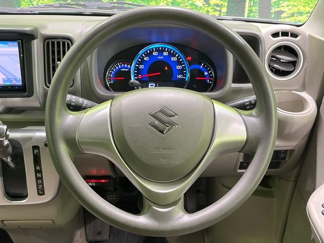�C���e���A�ɍ��킹���f�U�C���̃X�e�A�����O�́A�^�]�������̂��Ƃ��l���A�^�]���₷���`��A�傫���ł��B�����x�A���ۂɐG���Ă��m���߂��������B