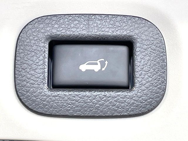 【パワーバックドア】スマートキーや運転席のボタンを押すだけでリアゲートが自動で開閉します!荷物を持っている時や、高い位置にあるバックドアを閉める際に便利な機能です♪