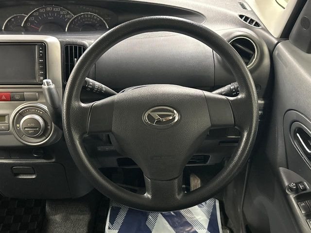 インテリアに合わせたデザインのステアリングは、運転される方のことも考え、運転しやすい形状、大きさです。是非一度、実際に触ってお確かめください。