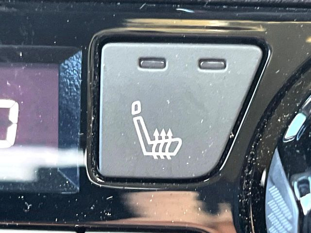 【シートヒーター】寒い日に重宝するシートヒーター!エアコンより早く温まってくれるので寒がりの人も安心ですね♪エアコンの温風は乾燥するから苦手、という方にもをおすすめです。