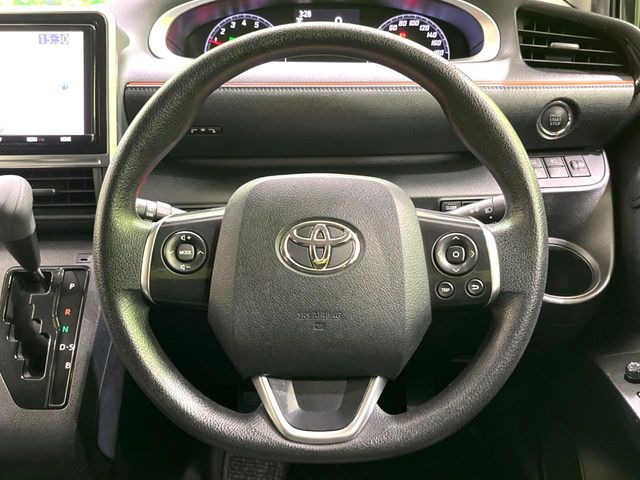 インテリアに合わせたデザインのステアリングは、運転される方のことも考え、運転しやすい形状、大きさです。是非一度、実際に触ってお確かめください。