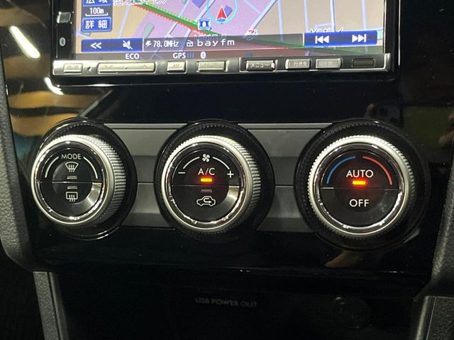【オートエアコン】一度お好みの温度に設定すれば、車内の温度を検知し風量や温度を自動で調整。暑い&hellip;寒い&hellip;と何度もスイッチ操作をする必要はありません。快適な車内空間には必須の機能ですね♪