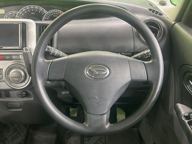 �C���e���A�ɍ��킹���f�U�C���̃X�e�A�����O�́A�^�]�������̂��Ƃ��l���A�^�]���₷���`��A�傫���ł��B�����x�A���ۂɐG���Ă��m���߂��������B