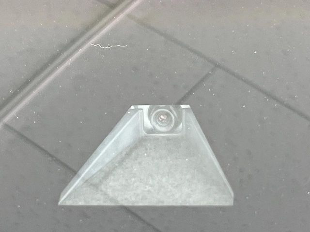 【プリクラッシュセーフティ】前方の車両等を検知し、衝突しそうな時は警報で注意を促し、ブレーキを踏む力をサポート。ブレーキを踏めなかった場合は衝突被害軽減ブレーキが作動、衝突回避をサポートします。