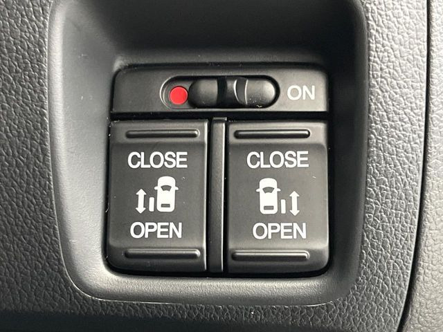 【両側パワースライドドア】スマートキーや運転席のスイッチで後席両側スライドドアの開閉が可能♪電動だから力を入れてドアを開ける必要が無く、小さなお子様でも簡単に開け閉めでき快適です♪