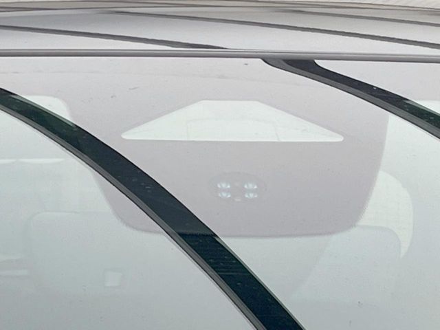 【ホンダセンシング】走行中に前方の車両等を認識し、衝突しそうな時は警報とブレーキで衝突回避と被害軽減をアシスト。より安全にドライブをお楽しみいただけます。