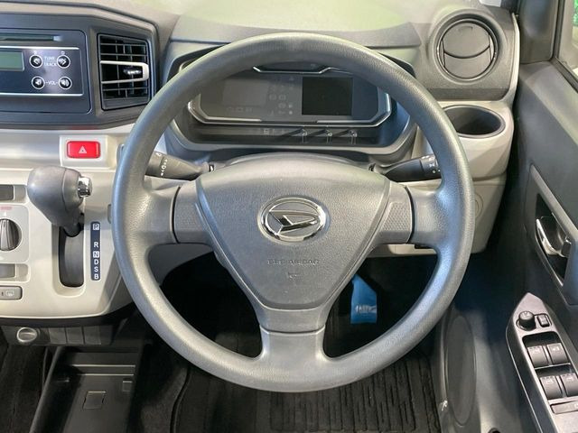 �C���e���A�ɍ��킹���f�U�C���̃X�e�A�����O�́A�^�]�������̂��Ƃ��l���A�^�]���₷���`��A�傫���ł��B�����x�A���ۂɐG���Ă��m���߂��������B