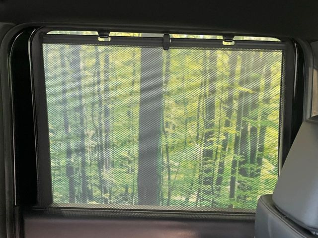 【ロールシェード】日差しや車外からの光が眩しいときにサッと引き出して使える、ロール格納タイプのサンシェードを装備。後席に乗ったお子様がウトウトしだした時など、ぜひご活用ください♪