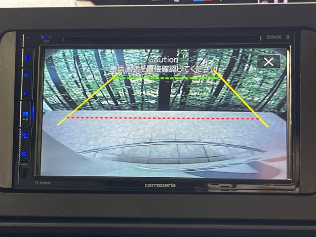 【バックカメラ】駐車時に後方がリアルタイム映像で確認できます。大型商業施設や立体駐車場での駐車時や、夜間のバック時に大活躍!運転スキルに関わらず、今や必須となった装備のひとつです!