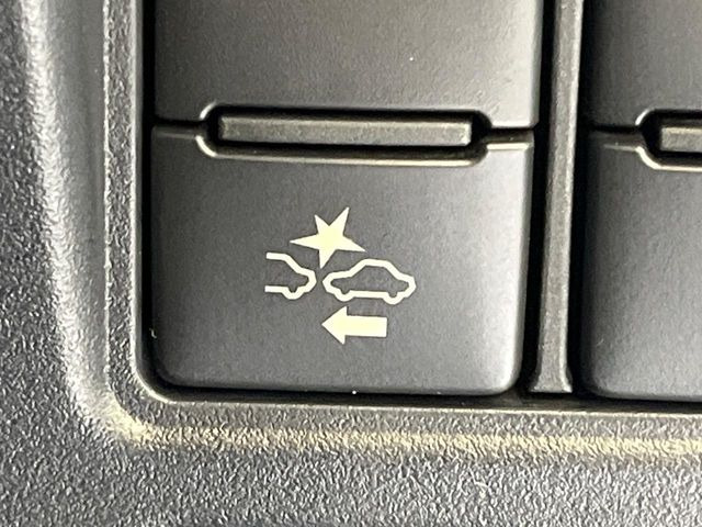 【トヨタセーフティセンス】走行中に前方の車両等を認識し、衝突しそうな時は警報とブレーキで衝突回避と被害軽減をアシスト。より安全にドライブをお楽しみいただけます。