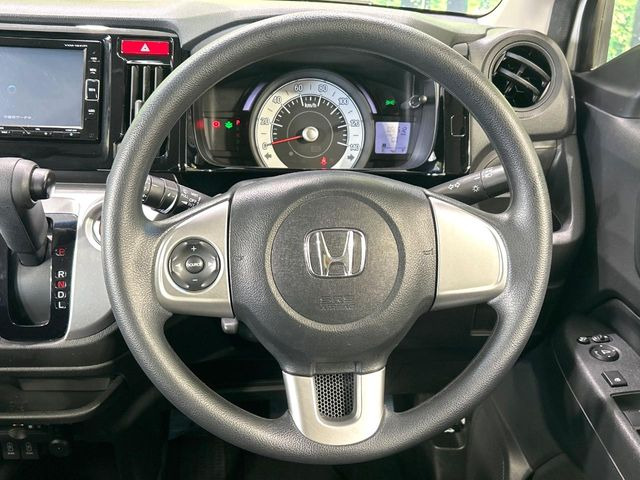 �C���e���A�ɍ��킹���f�U�C���̃X�e�A�����O�́A�^�]�������̂��Ƃ��l���A�^�]���₷���`��A�傫���ł��B�����x�A���ۂɐG���Ă��m���߂��������B