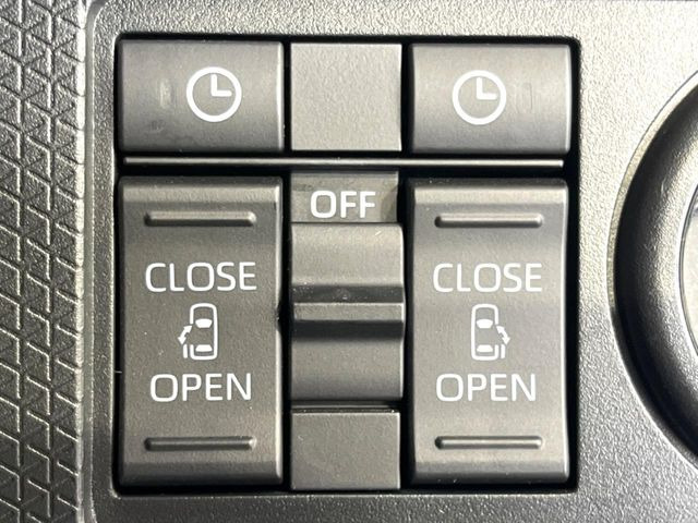 【両側パワースライドドア】スマートキーや運転席のスイッチで後席両側スライドドアの開閉が可能♪電動だから力を入れてドアを開ける必要が無く、小さなお子様でも簡単に開け閉めでき快適です♪