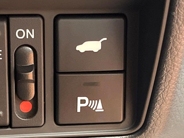 【パワーバックドア】スマートキーや運転席のボタンを押すだけでリアゲートが自動で開閉します!荷物を持っている時や、高い位置にあるバックドアを閉める際に便利な機能です♪