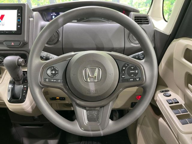 �C���e���A�ɍ��킹���f�U�C���̃X�e�A�����O�́A�^�]�������̂��Ƃ��l���A�^�]���₷���`��A�傫���ł��B�����x�A���ۂɐG���Ă��m���߂��������B