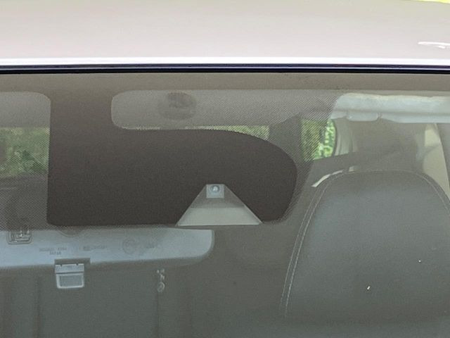 【エマージェンシーブレーキ】走行中に前方の車両等を認識し、衝突しそうな時は警報とブレーキで衝突回避と被害軽減をアシスト。より安全にドライブをお楽しみいただけます。