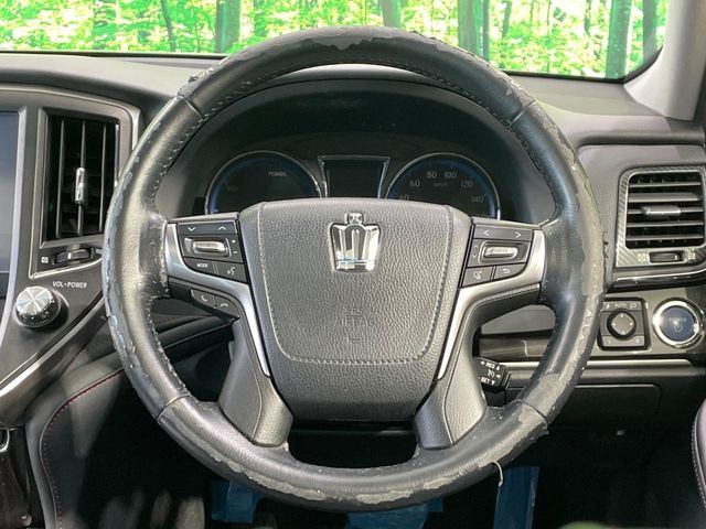 �C���e���A�ɍ��킹���f�U�C���̃X�e�A�����O�́A�^�]�������̂��Ƃ��l���A�^�]���₷���`��A�傫���ł��B�����x�A���ۂɐG���Ă��m���߂��������B