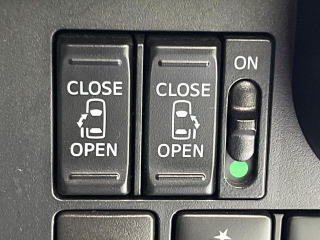 【両側パワースライドドア】スマートキーや運転席のスイッチで後席両側スライドドアの開閉が可能♪電動だから力を入れてドアを開ける必要が無く、小さなお子様でも簡単に開け閉めでき快適です♪