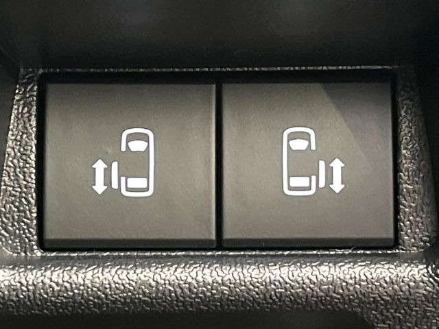 【両側スライドドア】駐車場で隣の車との間隔が狭く乗りにくい時、スライドドアなら安心!ドアオープン時も幅を取らず、開口部が広いので乗り降りがとっても簡単です。大きな荷物の出し入れも後席から可能♪