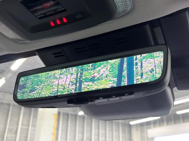 【デジタルインナーミラー】後席の大きな荷物や同乗者で後方が確認しづらい時でも安心!カメラが撮影した車両後方の映像をルームミラー内に表示。クリアな視界で状況の確認が可能です!