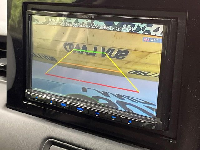 【バックカメラ】駐車時に後方がリアルタイム映像で確認できます。大型商業施設や立体駐車場での駐車時や、夜間のバック時に大活躍!運転スキルに関わらず、今や必須となった装備のひとつです!