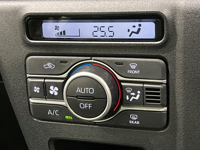 【オートエアコン】一度お好みの温度に設定すれば、車内の温度を検知し風量や温度を自動で調整。暑い&hellip;寒い&hellip;と何度もスイッチ操作をする必要はありません。快適な車内空間には必須の機能ですね♪