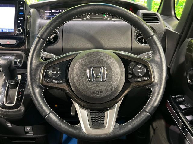 【純正革巻きステアリング】上質な革を使用することで、手にしっかり馴染みとても運転しやすいハンドルです♪