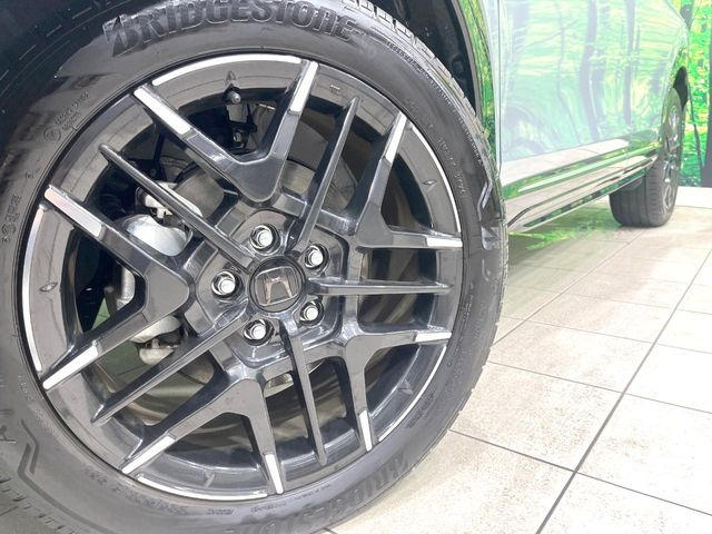 【純正18インチアルミホイール】外観にマッチした純正アルミホイールを装着しております。各種社外アルミホイールや、スタッドレスタイヤも取扱いしております。是非ご相談くださ