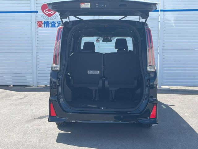積み下ろしのしやすいデッキにはたっぷりと荷物を積み込んでいただけます。遊びから仕事まで、様々なシーンで頼れます♪