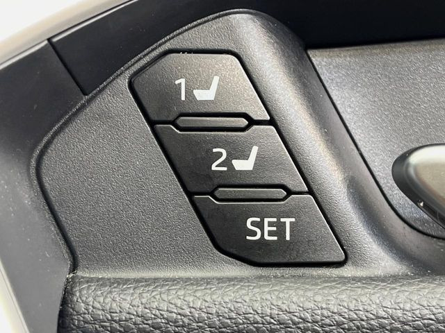 【メモリー機能付きパワーシート】ドライバーごとに設定したシート位置を記憶して、ボタン一つで切り替えできる便利な機能!運転する方が複数名いらっしゃるご家庭におすすめです♪