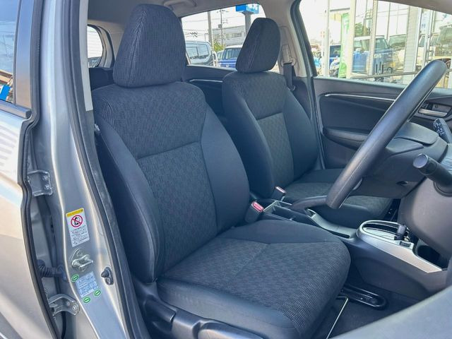 運転席まわりには十分なスペースがあり、大柄な方でもゆったり運転していただける環境です。