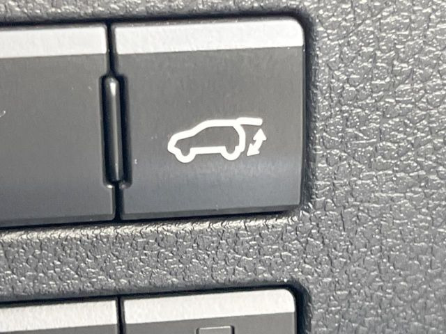 【パワーバックドア】スマートキーや運転席のボタンを押すだけでリアゲートが自動で開閉します!荷物を持っている時や、高い位置にあるバックドアを閉める際に便利な機能です♪