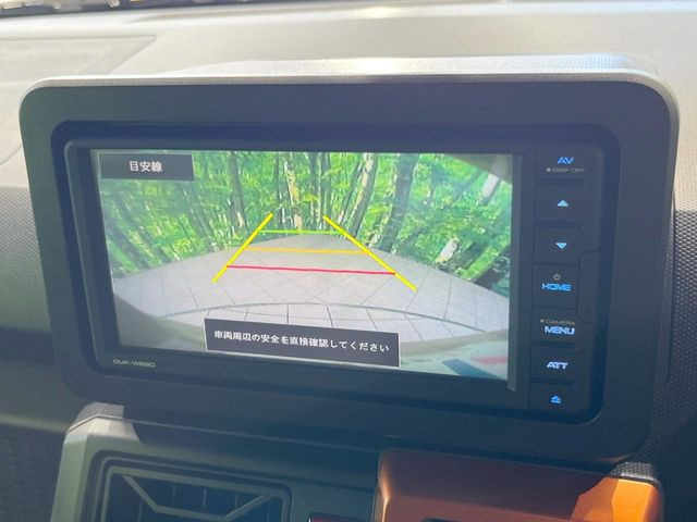 【バックカメラ】駐車時に後方がリアルタイム映像で確認できます。大型商業施設や立体駐車場での駐車時や、夜間のバック時に大活躍!運転スキルに関わらず、今や必須となった装備のひとつです!